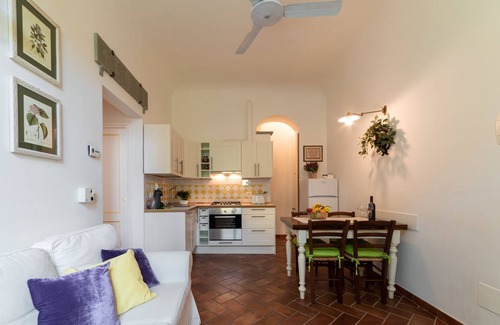 Santa Croce Apartment | Le Rose di Leonardo - Historical apartment- 2bedrooms, A/C, WI-FI, washer, dryer