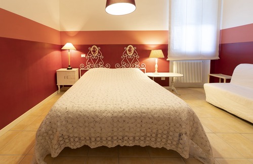 Livorno Cabin | "Le Rose" family room with private en-suite bathroom