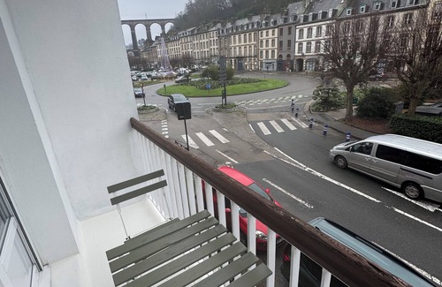 Morlaix Apartment | Le tiamo, studio in Morlaix with view of the port and viaduct
