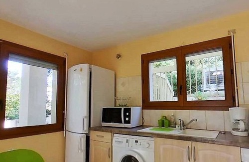Les 3 Ponts Apartment | LE TITUS: Quiet & popular place; Swimming pool, scrubland, Provence.
