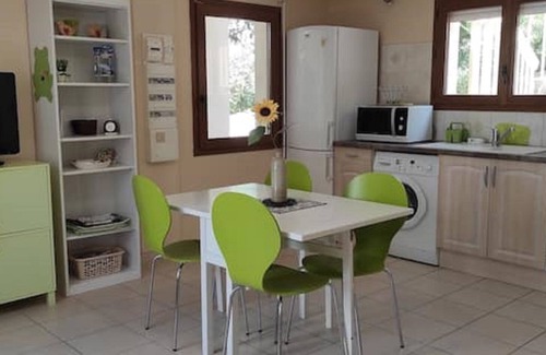 Les 3 Ponts Apartment | LE TITUS: Quiet & popular place; Swimming pool, scrubland, Provence.