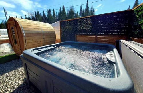 Shannon Ski Chalet | Le Western Spa Sauna Bar Billlard