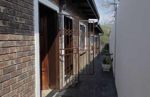 Emalahleni Cottage | Ledumo Lodge