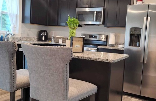 Milford House | Lee's Place Brand New 2BR Townhouse w/free parking