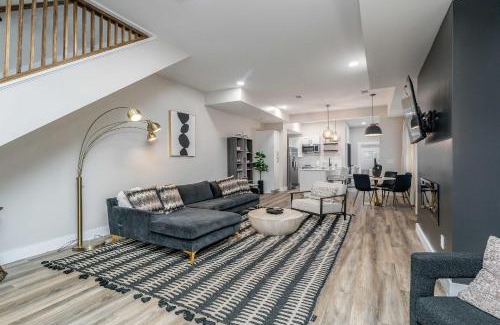 Covington House | Lee Street Lodge - Minutes from DT