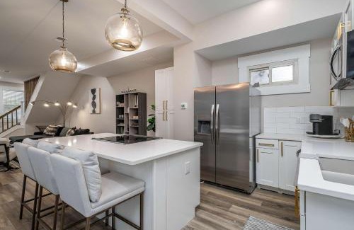 Covington House | Lee Street Lodge - Minutes from DT