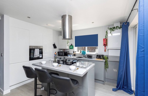 Leeds House | Leeds 3 Bed 2.5 Bath - Parking/WiFi/Pool Table/Self Check-in