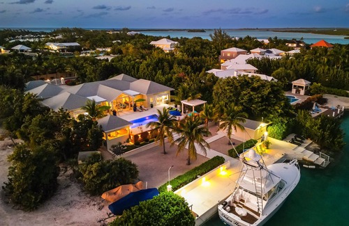 Leeward Settlement House | Leeward Canal, Grace Bay - Kayaks, SUPs & Beautiful Pool - Villa Cariad