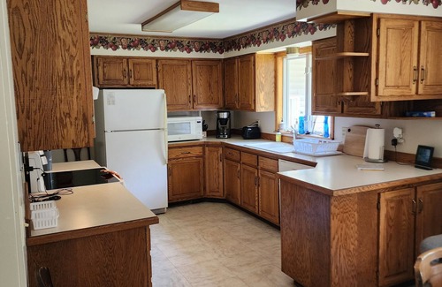 Midland House | Legacy Home- Spacious 4 bedroom family friendly home.