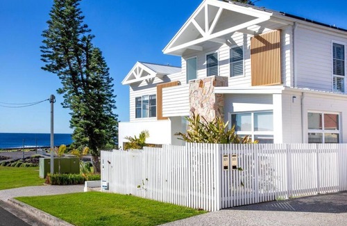 Shellharbour House | LegaSea Lodge - Pet Friendly Beachfront Plunge Pool