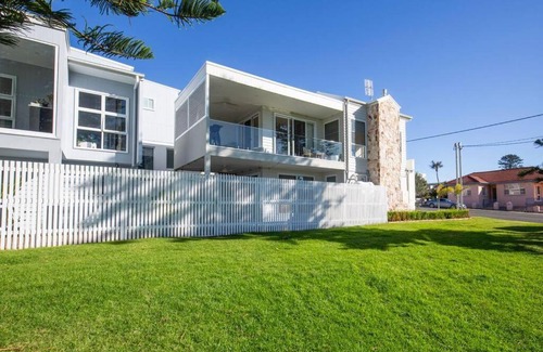 Shellharbour House | LegaSea Lodge - Pet Friendly Beachfront Plunge Pool