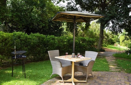 Muldersdrift House | Lemon Thorn Cottage for 2 people with wonderful private terrace in garden!