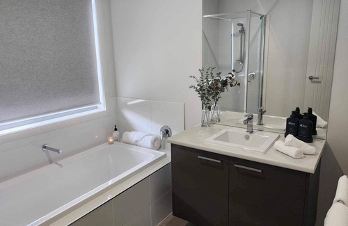 Leneva House | Leneva Stays only 3 minutes from Wodonga and 10 minutes to albury