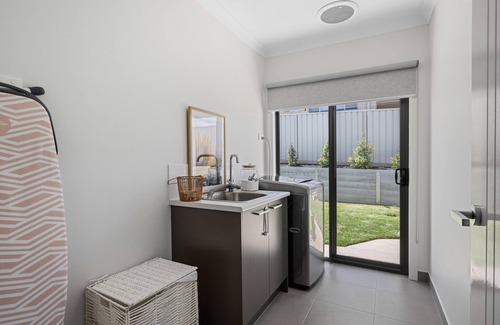 Leneva House | Leneva Stylish & Spacious Stay - Spacious four bedroom, two bathroom property