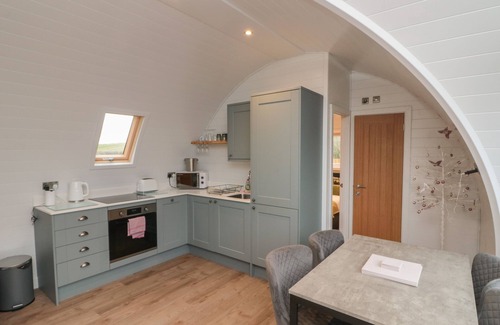 Burton Fleming Cottage | LENNON LODGE, pet friendly, country holiday cottage in Hunmanby