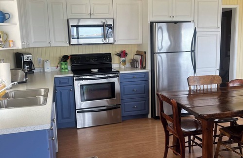 Brackley Beach Cottage | Lenrose Cottage. Waterfront in Brackley Beach. Close to National Park Beaches