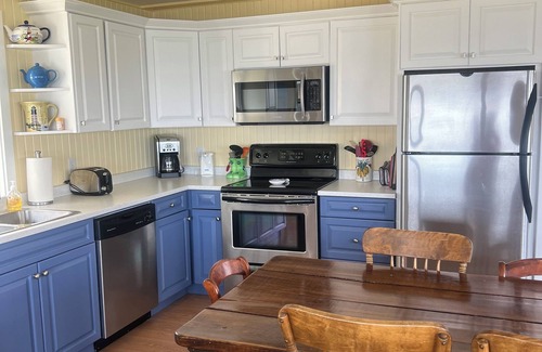 Brackley Beach Cottage | Lenrose Cottage. Waterfront in Brackley Beach. Close to National Park Beaches