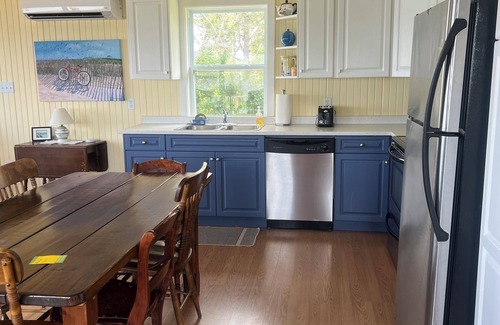 Brackley Beach Cottage | Lenrose Cottage. Waterfront in Brackley Beach. Close to National Park Beaches