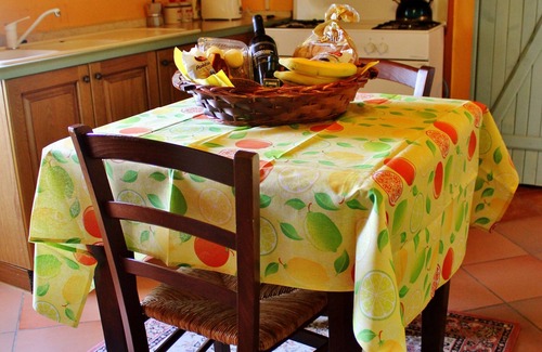Caprese Michelangelo Apartment | Leonardo Apartment overlooking the birthplace & Castle of Michelangelo