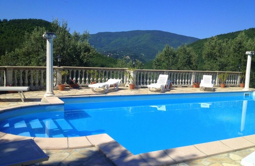 Caprese Michelangelo Apartment | Leonardo Apartment overlooking the birthplace & Castle of Michelangelo