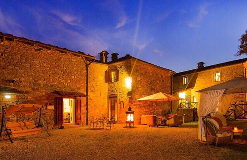 Caprese Michelangelo Apartment | Leonardo Apartment overlooking the birthplace & Castle of Michelangelo