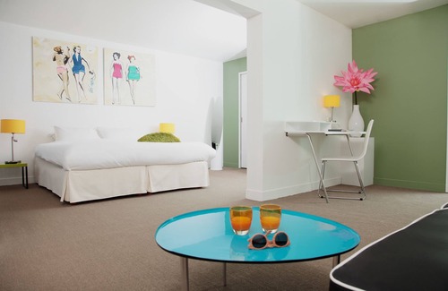 Saint-Pierre-la-Garenne Hotel | Les Canisses