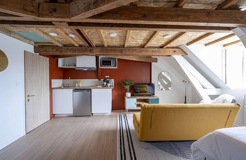 Chatellerault Apartment | Les Maisons Acajou/Charming Spicy Chalet studio