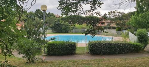 Toulouse West Apartment | Les Muses - avec entrée autonome, clim neuve, jardin, parking privé & sa piscine ! -