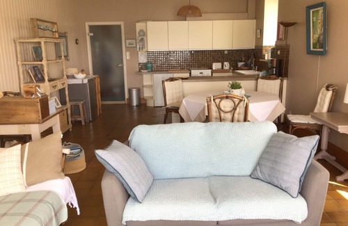 Ile-Tudy Apartment | Les Pieds dans l'Eau : Beautiful, bright rental (sea access)