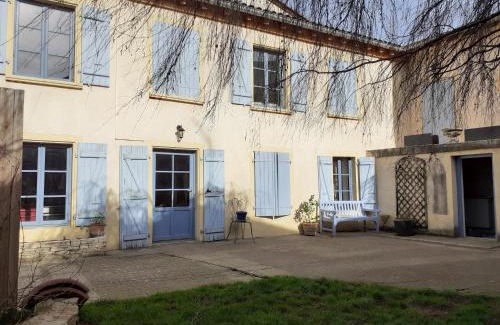Charlieu House | Les volets bleus