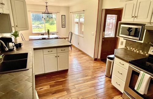 North Shore Cabin | Lester River Retreat - 8 miles to Downtown Duluth