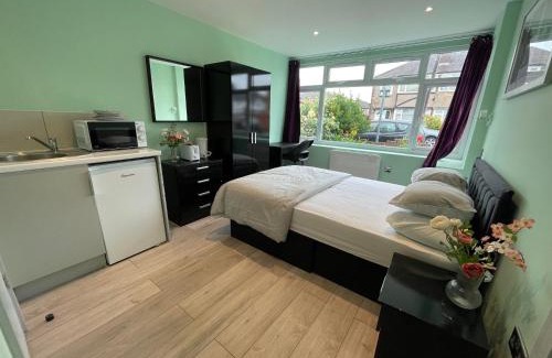 Pinkwell House | Letzi Ensuite, 15 Min to Heathrow, Fast WiFi