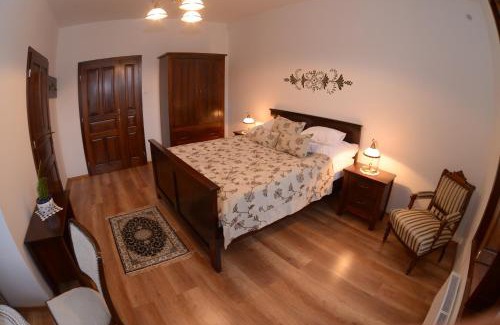 Orfu House | Levendula Porta és Pajtaszínház