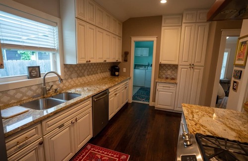 Greater Heights House | Li’l Blue Bungalow 2bd-2bath Sunset Heights