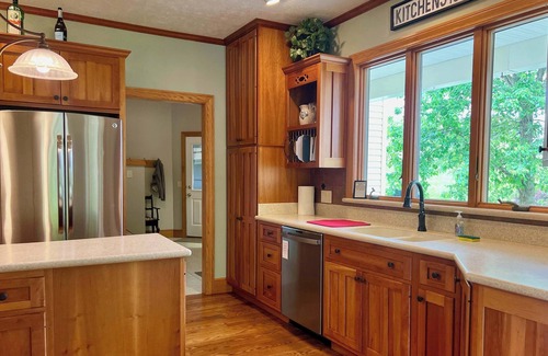 New Philadelphia House | Liberty Hill Lodge, Hot Tub & Pool