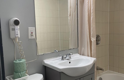 Bowmanville Hotel | Liberty Inn