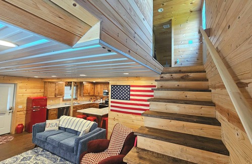Bryant Cabin | LIBERTY LODGE - Beautiful 2-bed 2-bath Cabin in Bryant w/Fast WiFi & AC