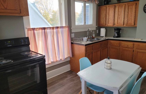 Napoleon Apartment | Liberty View Lovely one bedroom apartment. Great for traveling workers.