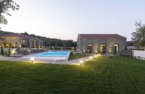 Sourpi Apartment | Lichnos Luxury Maisonette 2