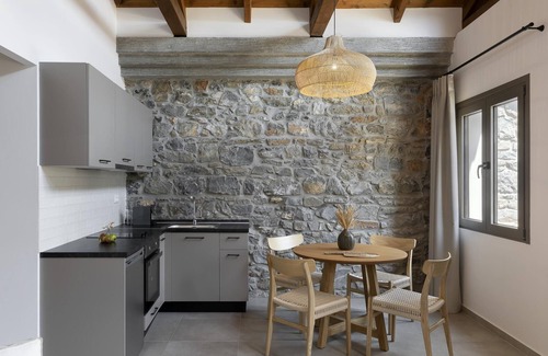 Sourpi Apartment | Lichnos Luxury Suites Stoa
