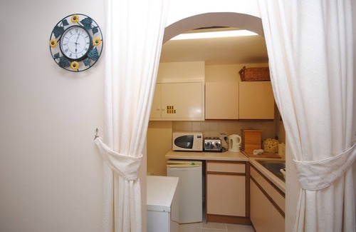 Selsey Apartment | Lifeboat View - a family house that sleeps 10 guests in 5 bedrooms