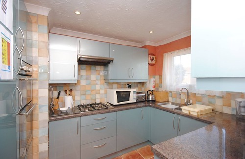 Selsey Apartment | Lifeboat View - a family house that sleeps 10 guests in 5 bedrooms