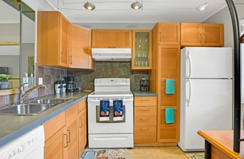 Miramar Apartment | Light & Airy 2-Bedroom Lakeview Condo with Pool