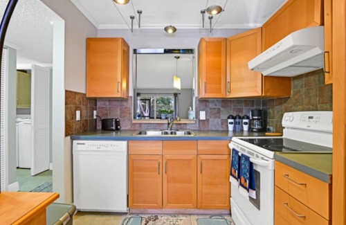 Miramar Apartment | Light & Airy 2-Bedroom Lakeview Condo with Pool