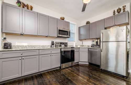Avondale House | Light and bright 3BD duplex in Avondale, Chicago