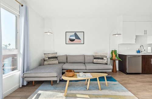 Carthay Circle Condo | Light-Filled Sanctuary in Iconic Los Angeles