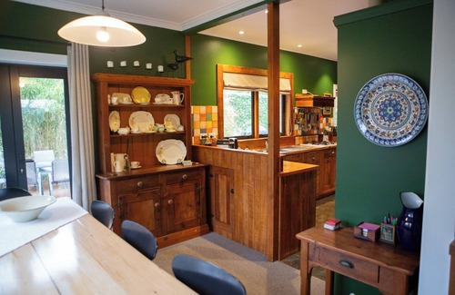 Claudelands House | Light filled upstairs home minutes from central Hamilton