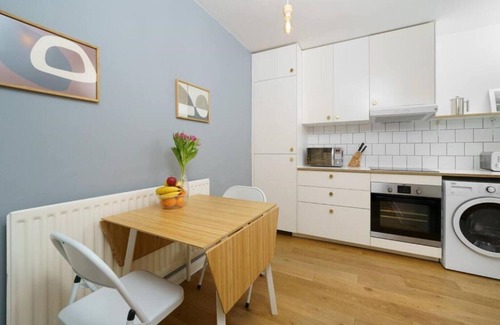 Victoria Apartment | Light Spacious Apartment in Victoria Park Village