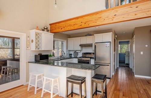 Saunderstown House | Light & spacious coastal haven perfect for Beaches or Newport