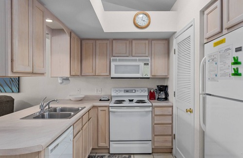 Lakeland Condo | Lighthouse Landing 5-403 - Waterfront Condo with Screened Deck!